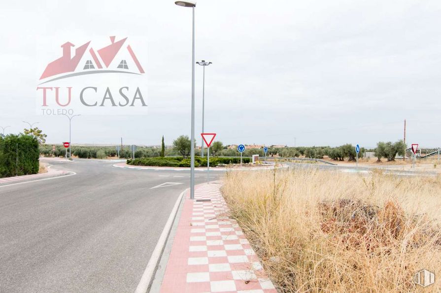 Land for sale at  Carretera de Cobisa a Burguillos, Cobisa, Toledo, 45111 with sky, plant, street light, road surface, asphalt, tree, grass, thoroughfare, tar and motor vehicle around