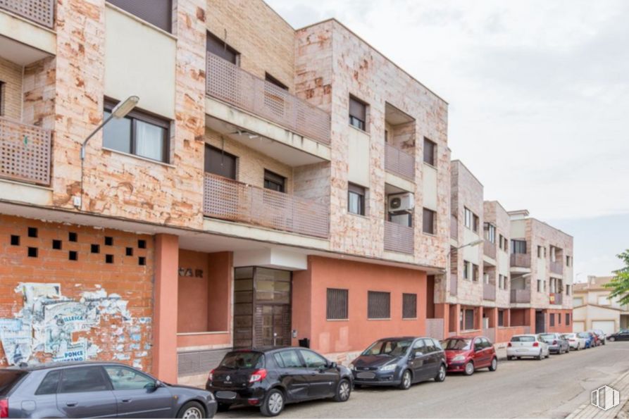 Local en venta en Ronda Musas, Villatobas, Toledo, 45310 con coche, ventana, edificio, luz de estacionamiento, rueda, vehículo terrestre, neumático, propiedad, cielo y vehículo alrededor