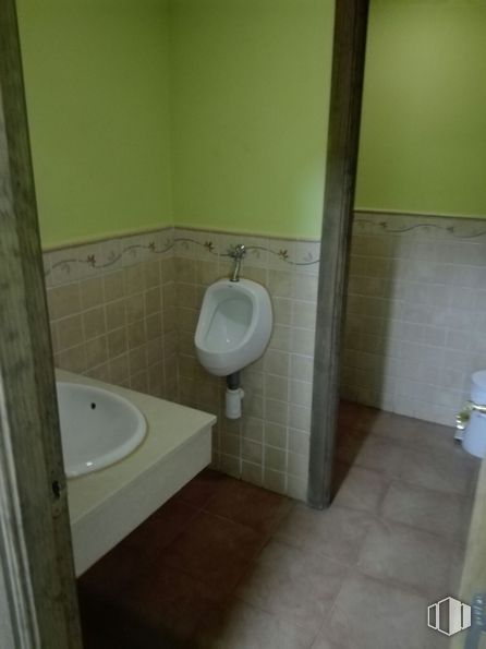 Local en venta en Avenida de la Ilustración, 106, Velilla de San Antonio, Madrid, 28891 con fregadero, lavabo de baño, accesorio de fontanería, asiento de inodoro, baño, morado, grifo, accesorio, inodoro y piso alrededor