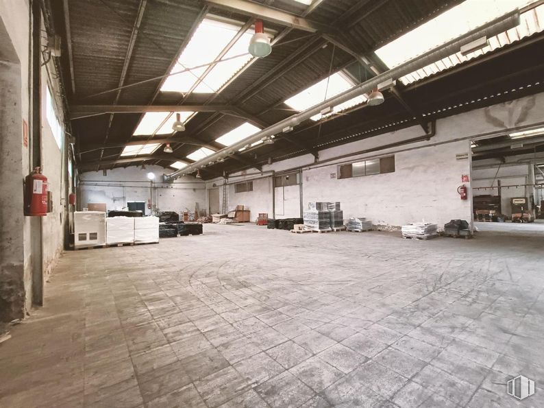 Industrial for sale at Calle Urano, Móstoles, Madrid, 28936 with flooring, floor, ceiling, composite material, hall, warehouse, concrete, beam, fluorescent lamp and design around