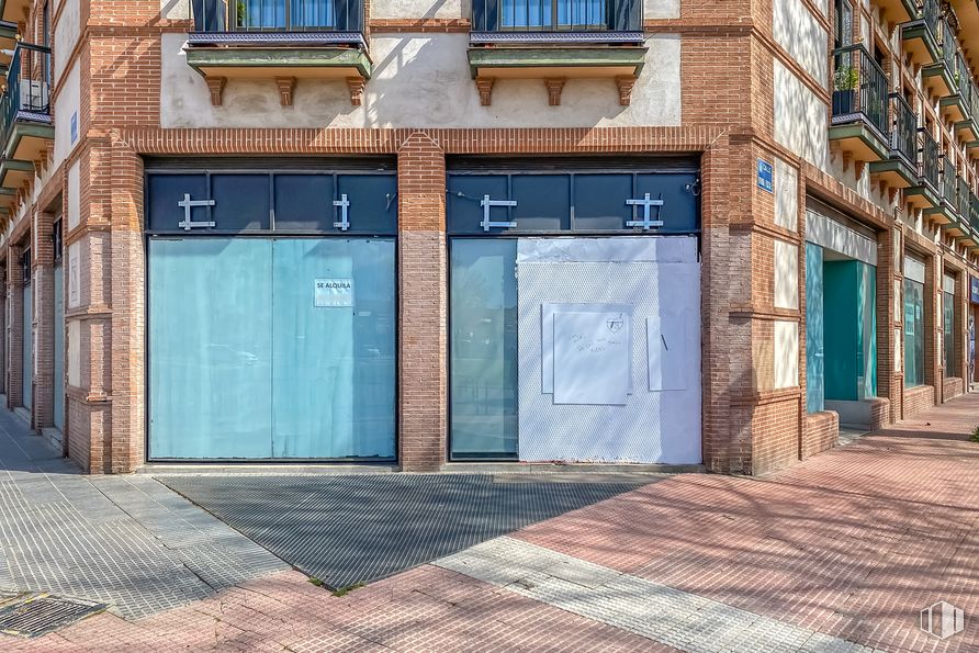 Local en alquiler en Calle Ronda Fiscal, Alcalá de Henares, Madrid, 28803 con edificio, puerta, ventana, superficie de la carretera, madera, ladrillo, sombra, albañilería, fachada y tintes y sombras alrededor