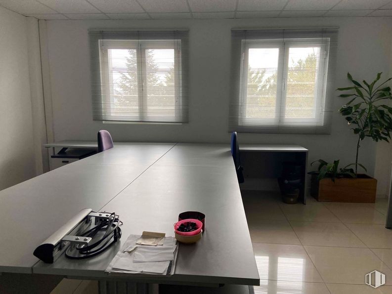 Industrial for sale & for rent at Zona Colmenar Viejo, Colmenar Viejo, Madrid, 28770 with window, window blind, houseplant, table top, table, property, plant, building, furniture and fixture around