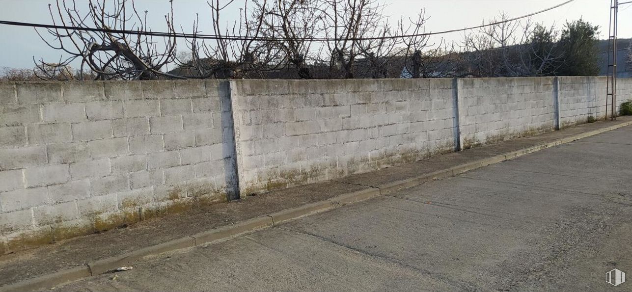 Land for sale at Calle Magallanes, 1, Alcaudete de la Jara, Toledo, 45662 with fence, road surface, asphalt, wood, wire fencing, home fencing, grass, composite material, tree and facade around