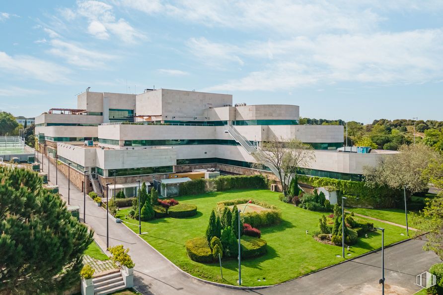 Oficina en alquiler en Elcano, Calle Severo Ochoa, 2, Las Rozas de Madrid, Madrid, 28230 con edificio, nube, planta, cielo, árbol, terreno, diseño urbano, hierba, casa y ocio alrededor