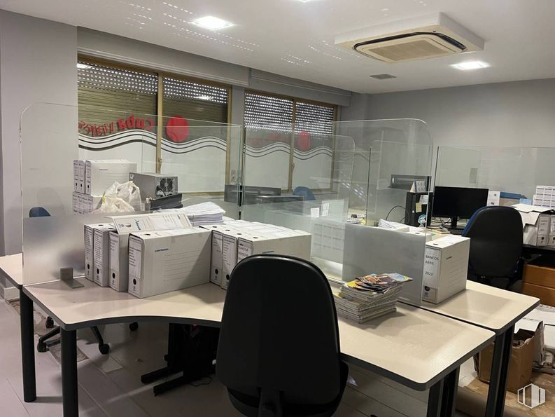 Oficina en alquiler en Paseo Habana, Chamartín, Madrid, 28036 con silla, lámpara, escritorio, mueble, equipos de oficina, interiorismo, mesa, silla de oficina, material de oficina y alumbrado alrededor