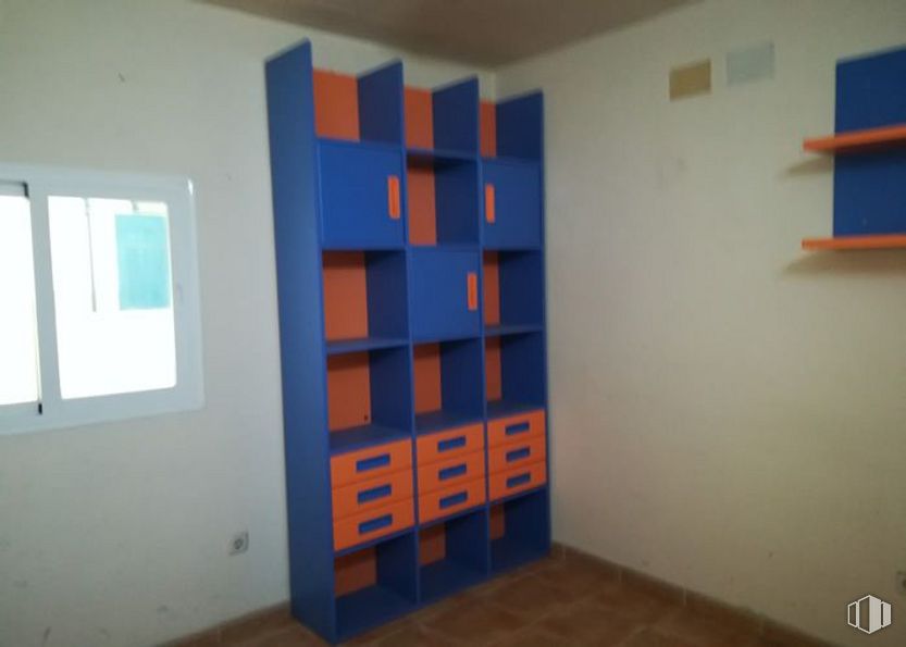 Industrial for sale at Polígono Industrial de Ocaña, Ocaña, Toledo, 45300 with window, bookcase, furniture, door, paint, wood, fixture, floor, flooring and building around