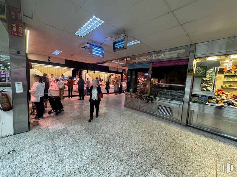 Retail for rent at Calle Cruz del Sur, 5, Retiro, Madrid, 28007 with person, lighting, clothing, luggage & bags, flooring, city, customer, retail, building and trade around