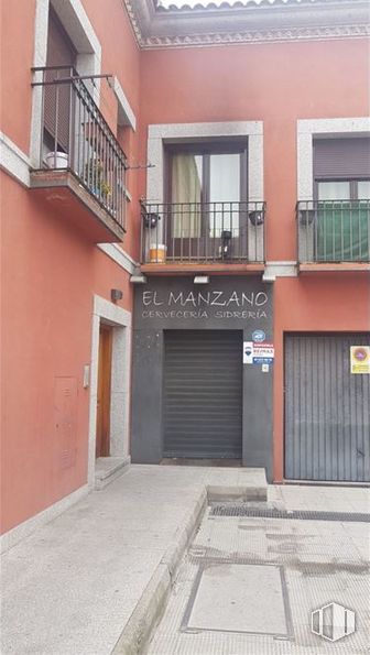 Retail for sale at Avenida Constitución, Robledo de Chavela, Madrid, 28294 with window, door, building, property, fixture, wood, architecture, road surface, brick and neighbourhood around