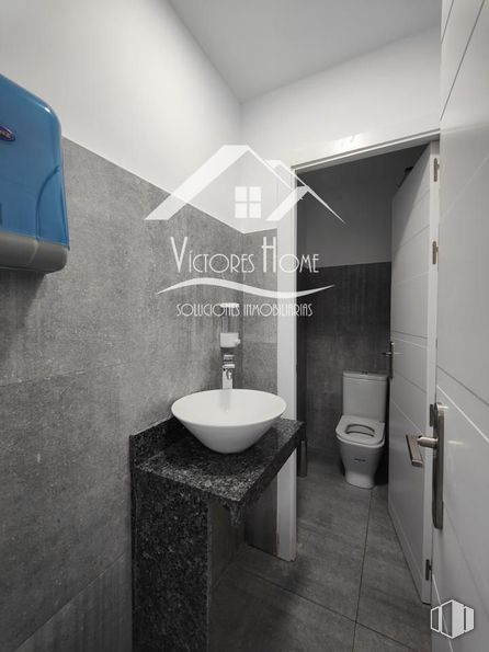 Retail for sale & for rent at Zona Portazgo, Puente de Vallecas, Madrid, 28038 with toilet, sink, flooring, floor, plumbing fixture, interior design, ceiling, home, room and apartment around