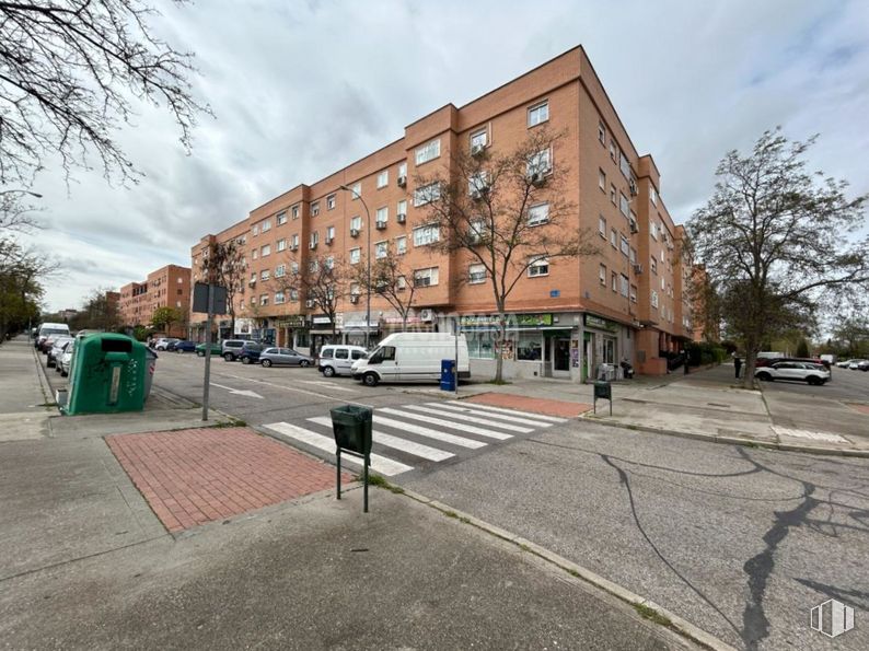 Local en alquiler en Zona Leganés Norte, Leganés, Madrid, 28919 con cielo, edificio, nube, ventana, coche, rueda, planta, superficie de la carretera, contenedor de basura y árbol alrededor