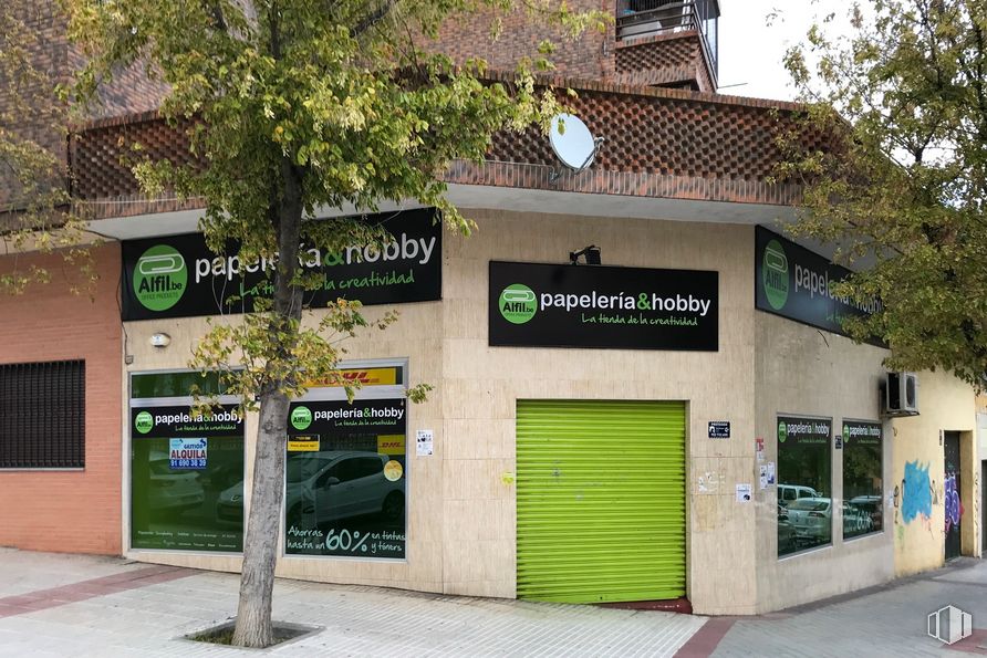 Retail for rent at Zona Centro, Fuenlabrada, Madrid, 28944 with door, building, window, tree, plant, fixture, real estate, facade, font and sidewalk around