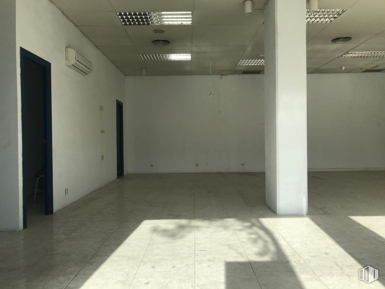 Local en venta en Paseo Valdelasfuentes, 9, Alcobendas, Madrid, 28100 con accesorio, diseño de interiores, suelo, piso, pasillo, techo, puerta, espacio, aparcamiento y material compuesto alrededor