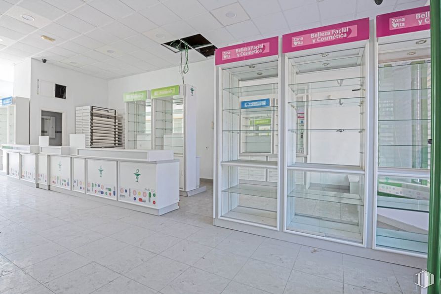 Local en alquiler y venta en Calle Alcalá, Ciudad Lineal, Madrid, 28027 con ebanistería, accesorio, edificio, puerta, gas, vidrio, suelo, máquina, techo y fachada alrededor