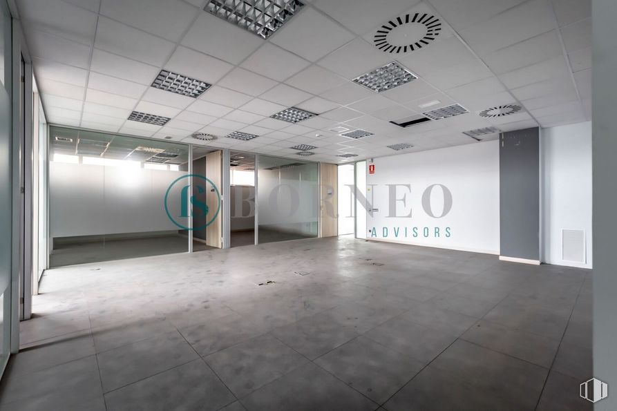 Industrial for rent at Edificio Novosur, Avenida Rosales, 42, Villaverde, Madrid, 28041 with building, fixture, interior design, flooring, floor, gas, hall, space, ceiling and glass around