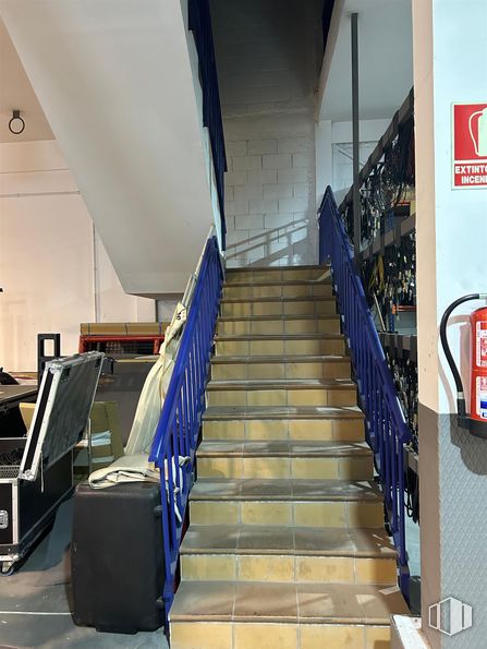 Industrial for sale at Calle Luis I, Villa de Vallecas, Madrid, 28031 with stairs, interior design, architecture, floor, flooring, fixture, wood, electric blue, room and handrail around