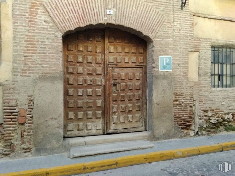 Retail for sale at Calle Principal De La Morería, 2, Arévalo, Ávila, 05200 with door, window, fixture, wood, plant, brick, brickwork, home door, building material and facade around