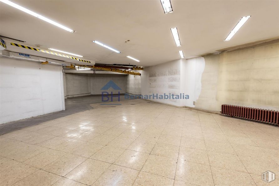 Local en alquiler en Malasaña-Universidad, Centro, Madrid, 28015 con lámpara, alumbrado, edificio, hall, suelo, madera, suelos, suelo de baldosas, techo y puerta alrededor