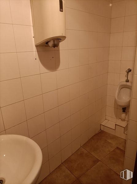 Local en venta en Avenida Portugal, Toledo, 45005 con fregadero, propiedad, blanco, cuarto de baño, negro, interiorismo, suelo, inodoro, accesorios de fontanería y pared alrededor