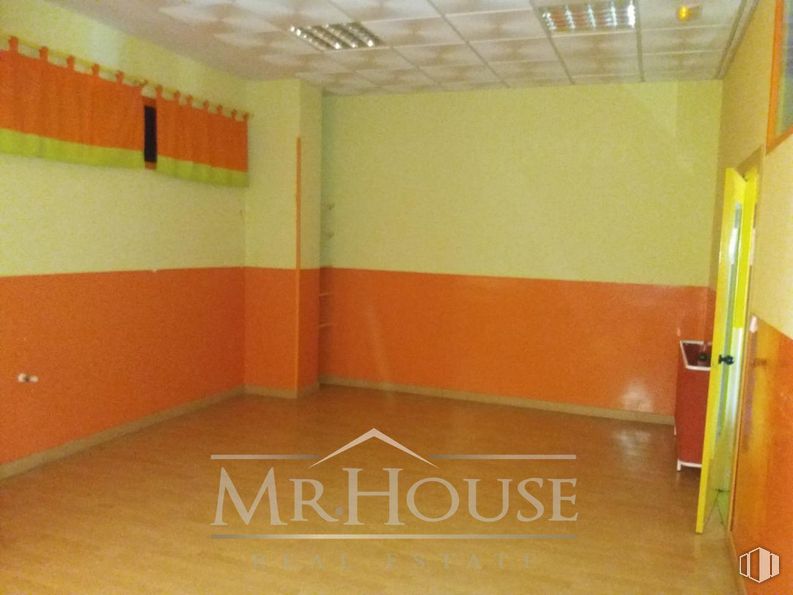 Retail for sale & for rent at Calle Estrella Antares, Parla, Madrid, 28980 with flooring, wall, floor, wood, ceiling, interior design, room, wood stain, hall and paint around