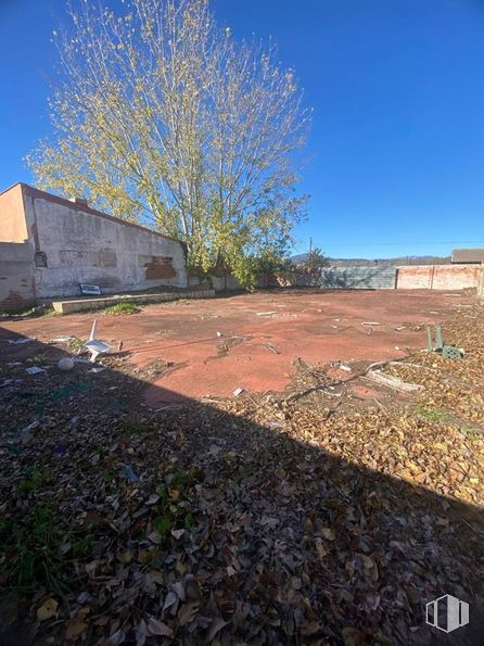 Retail for sale at Avenida Playa de Escalona, Escalona, Toledo, 45910 with house, sky, property, plant, road surface, land lot, asphalt, grass, brick and wood around