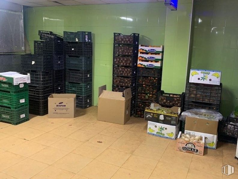 Local en alquiler y venta en Avenida Constitución, 34, Torrejón de Ardoz, Madrid, 28850 con caja de envío, caja, suelo, suelos, madera dura, cartón, tecnología, madera, envasado y etiquetado y cartón alrededor