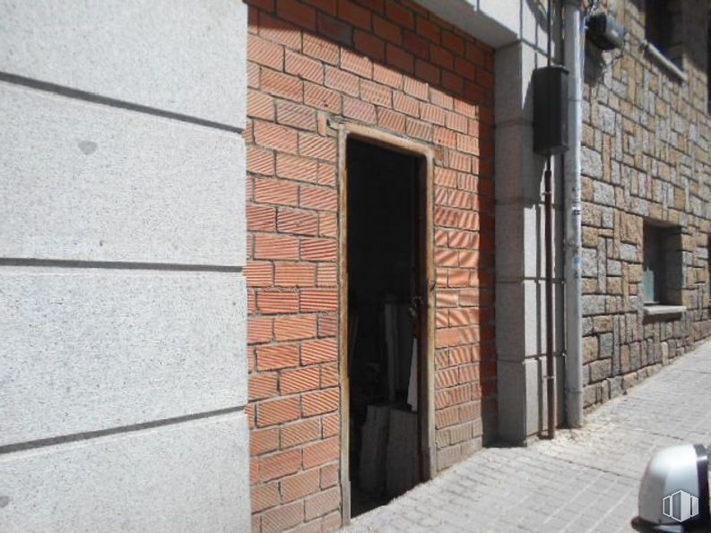 Retail for sale at Calle Vasco de Quiroga, Ávila, 05005 with door, helmet, wood, road surface, fixture, brickwork, brick, window, building material and building around