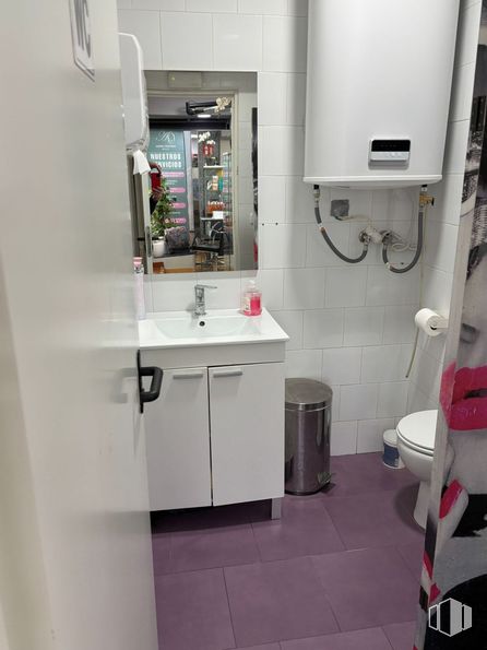 Retail for sale at Avenida Monforte de Lemos, Fuencarral - El Pardo, Madrid, 28029 with toilet, sink, bathroom cabinet, cabinetry, mirror, plumbing fixture, bathroom sink, bathroom, plumbing and interior design around