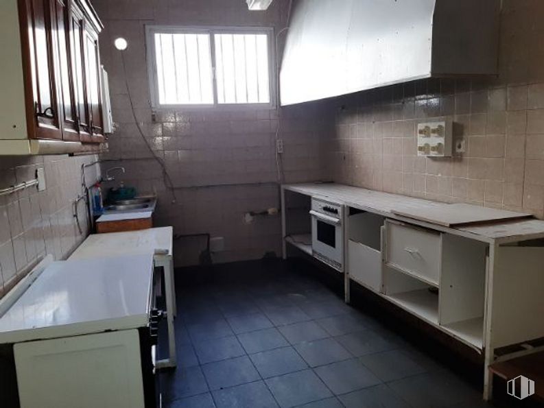 Retail for sale at Calle Iglesia, 17, Navaluenga, Ávila, 05100 with window, cabinetry, building, sink, countertop, kitchen, tap, fixture, interior design and floor around