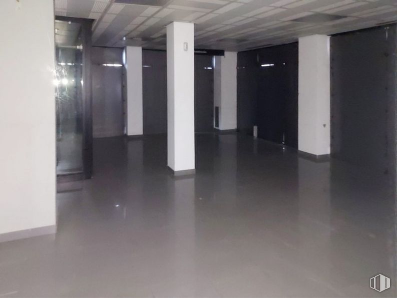 Local en alquiler y venta en Calle Virgen de Aranzazu, Fuencarral - El Pardo, Madrid, 28034 con accesorio, suelo, piso, material compuesto, edificio, pasillo, material de construcción, hormigón, columna y techo alrededor