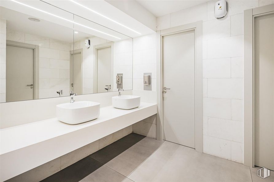 Office for rent at Edificio Oblicua, Calle Francisca Delgado, 11, Alcobendas, Madrid, 28108 with sink, mirror, tap, plumbing fixture, bathroom sink, bathroom, fixture, lighting, interior design and wood around