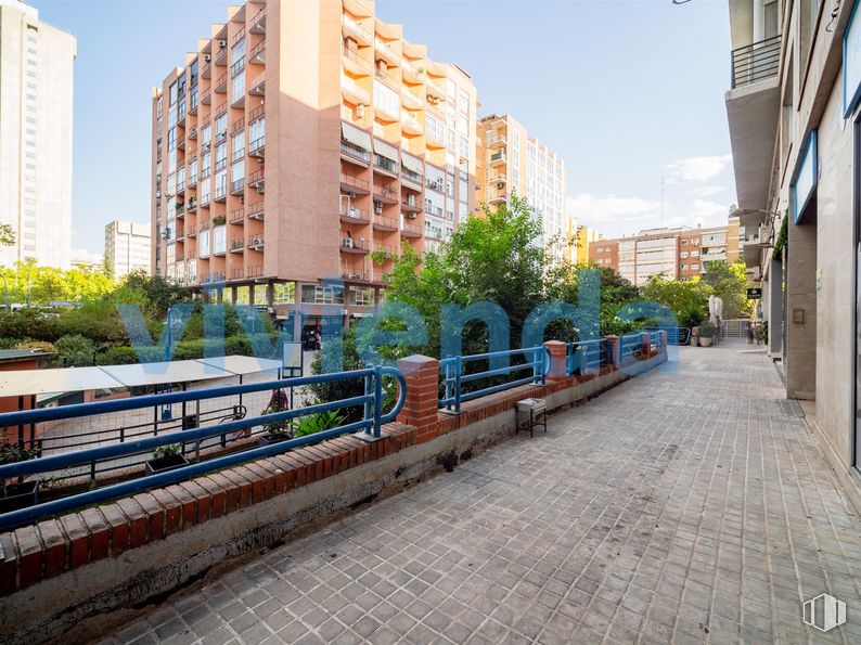 Oficina en venta en Paseo Castellana, Tetuán, Madrid, 28046 con edificio, cielo, planta, árbol, entrenar, diseño urbano, modo de transporte, vía pública, línea y barrio alrededor