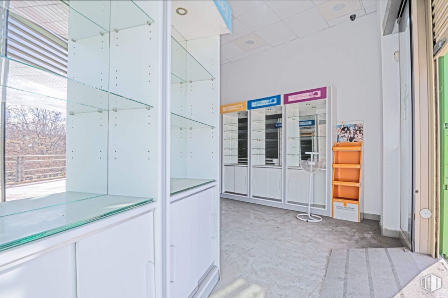 Local en alquiler y venta en Calle Alcalá, Ciudad Lineal, Madrid, 28027 con ebanistería, edificio, puerta, accesorio, casa, fachada, vidrio, gas, azul eléctrico y suelo alrededor