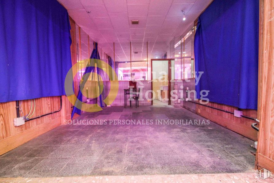 Local en venta en Zona Pueblo, Pozuelo de Alarcón, Madrid, 28223 con persona, púrpura, accesorio, decoración, suelo, bienes raíces, magenta, azul eléctrico, evento y cortina alrededor