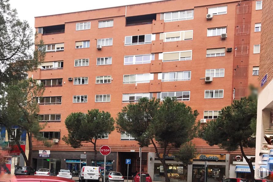 Local en alquiler en Calle Caleruega, 19, Ciudad Lineal, Madrid, 28033 con edificio, propiedad, ventana, infraestructura, arquitectura, árbol, vehículo, diseño urbano, bloque de torre y coche alrededor