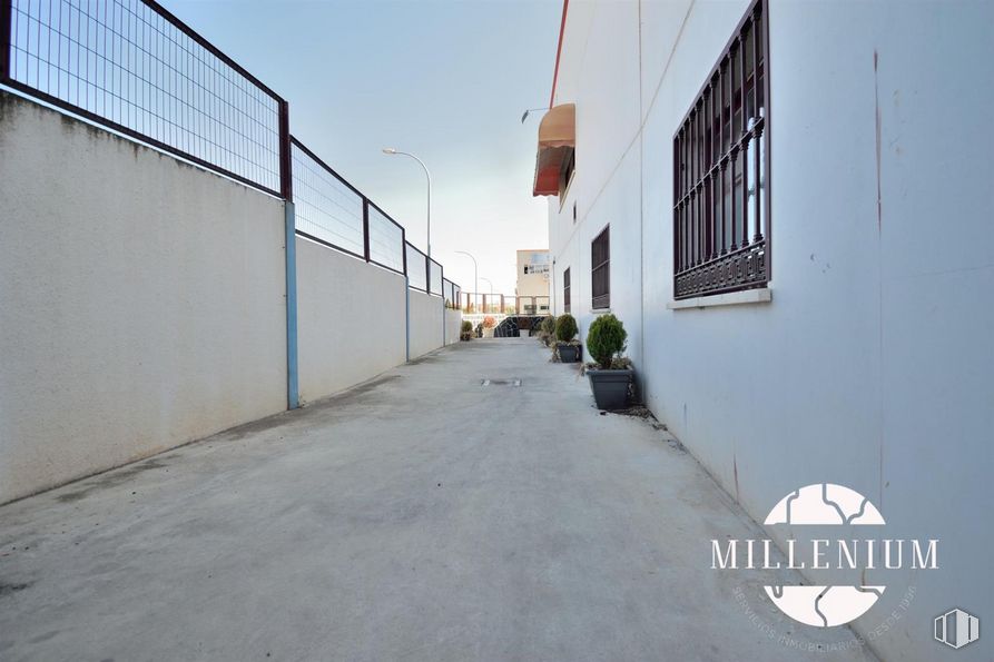 Local en alquiler y venta en Polígono Industrial Gestesa, Loeches, Madrid, 28890 con ventana, edificio, cielo, superficie de la carretera, asfalto, planta, casa, fachada, carretera y ciudad alrededor