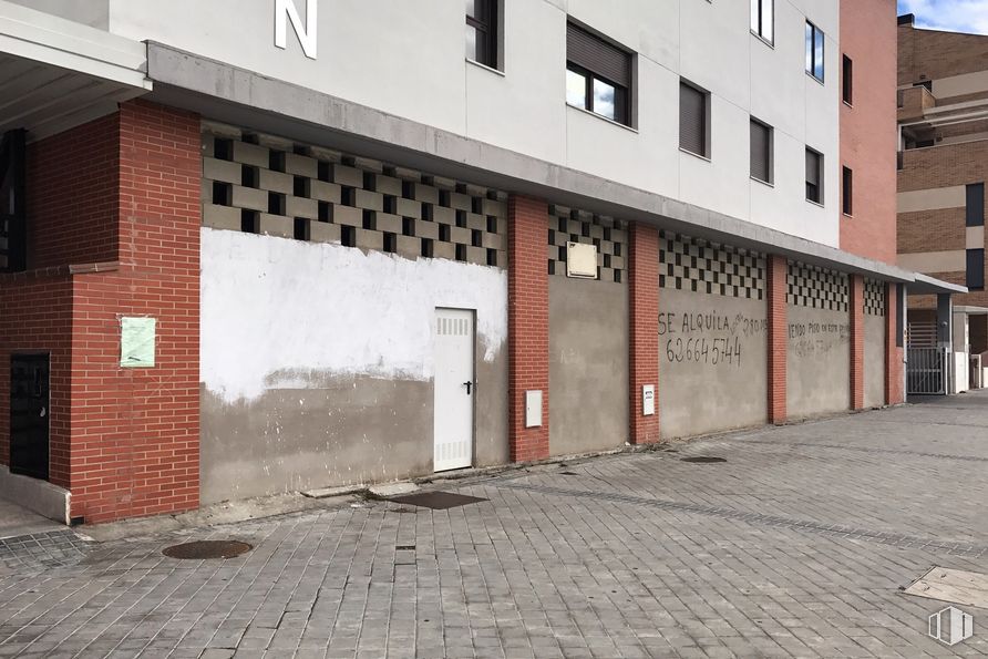 Retail for rent at Carretera Sonsoles, 9, Ávila, 05002 with building, window, door, road surface, asphalt, architecture, flooring, sidewalk, neighbourhood and residential area around