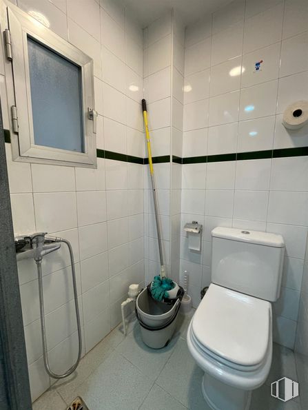 Retail for rent at Barrio del Pilar, Fuencarral - El Pardo, Madrid, 28029 with toilet, toilet seat, building, purple, bathroom, floor, plumbing fixture, flooring, wall and household supply around