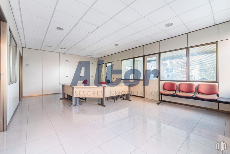 Local en venta en Calle Rocinante, Fuencarral - El Pardo, Madrid, 28034 con silla, ventana, hall, interiorismo, arquitectura, suelos, suelo, diseño automovilístico, edificio y inmobiliario alrededor