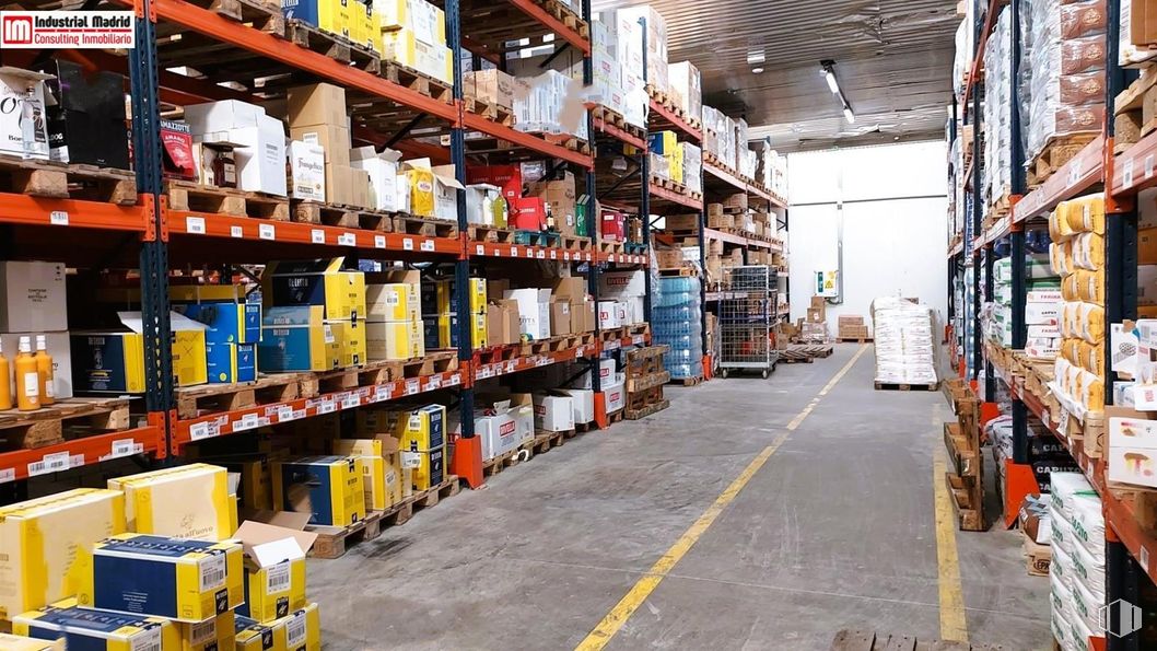 Industrial for sale & for rent at Calle Ramón y Cajal, Leganés, Madrid, 28914 with furniture, building, shelving, tire, shelf, customer, wheel, retail, publication and bottle around