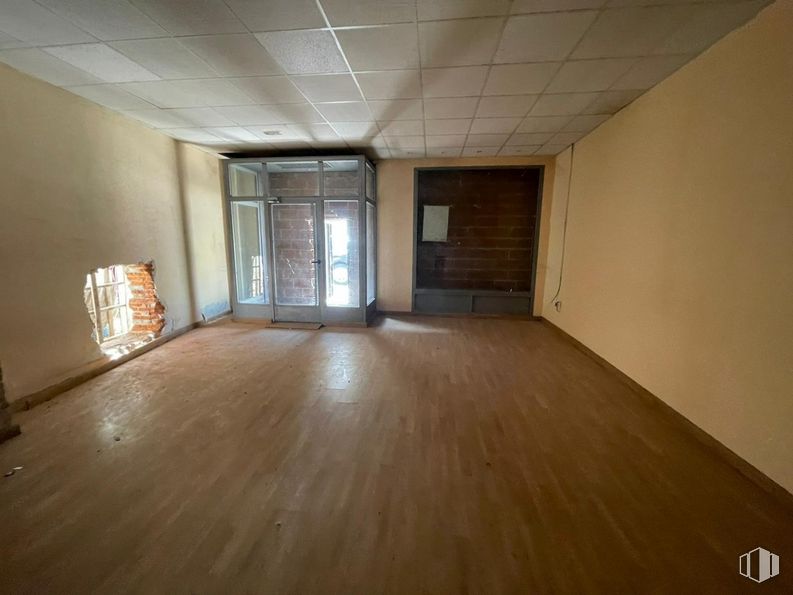 Retail for sale at Calle Ingeniero Mariño, Guadalajara, 19001 with lighting, door, hall, wood, building, fixture, flooring, floor, house and hardwood around