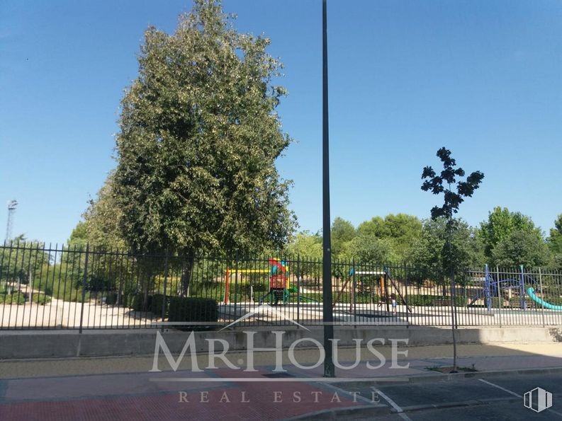 Retail for sale & for rent at Calle Estrella Antares, Parla, Madrid, 28980 with tree, public space, shade, woody plant, pole, public utility, street light, park, landscaping and fence around