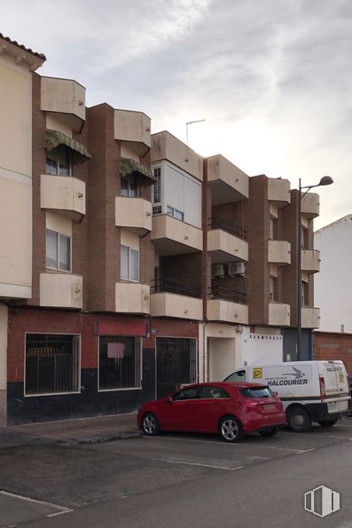 Retail for sale & for rent at Calle San Juan, 5, Quintanar de la Orden, Toledo, 45800 with car, window, building, cloud, wheel, sky, tire, vehicle, urban design and condominium around