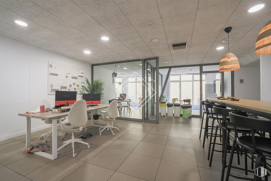 Oficina en alquiler en Zona Guindalera, Salamanca, Madrid, 28028 con silla, lámpara, alumbrado, escritorio, mesa, mueble, planta, edificio, ventana y suelos alrededor