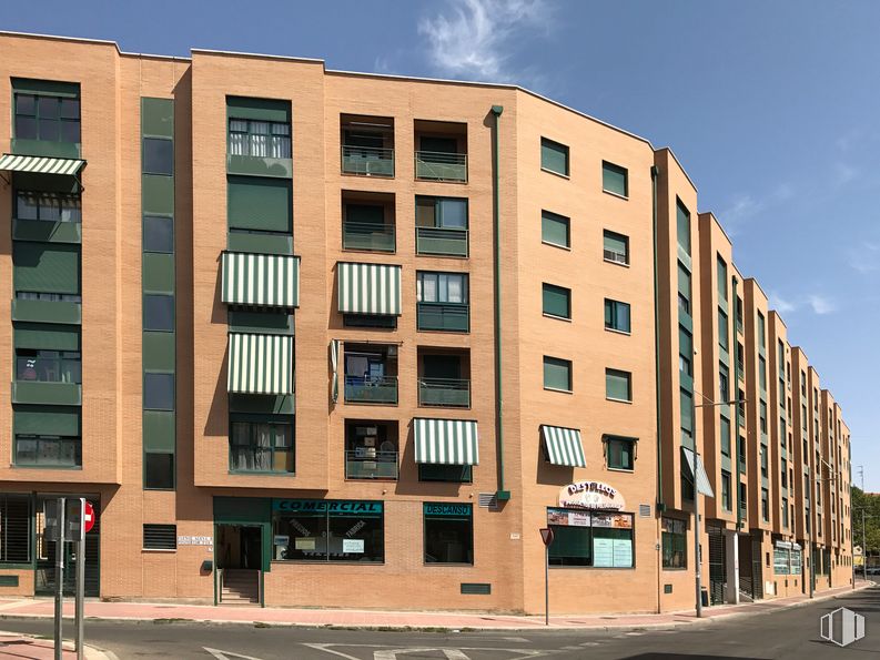 Local en venta en Calle Fuente Nueva, 1, Parla, Madrid, 28980 con edificio, cielo, nube, propiedad, ventana, bloque de torre, diseño urbano, barrio, luz de la calle y condominio alrededor