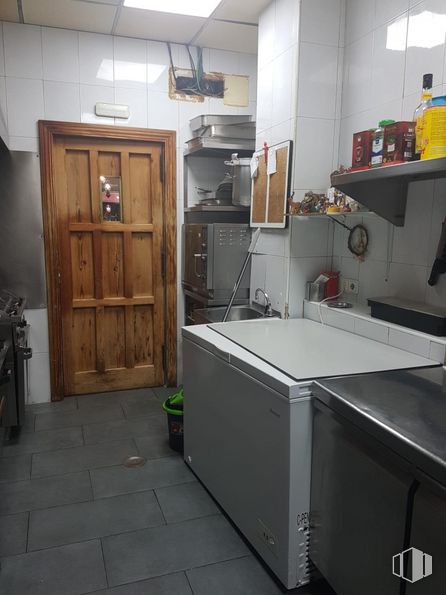 Local en alquiler y venta en Calle José Cadalso, Torrejón de Ardoz, Madrid, 28850 con puerta, ebanistería, propiedad, cocina, aparato de cocina, suelos, cocina, suelo, madera y electrodoméstico alrededor