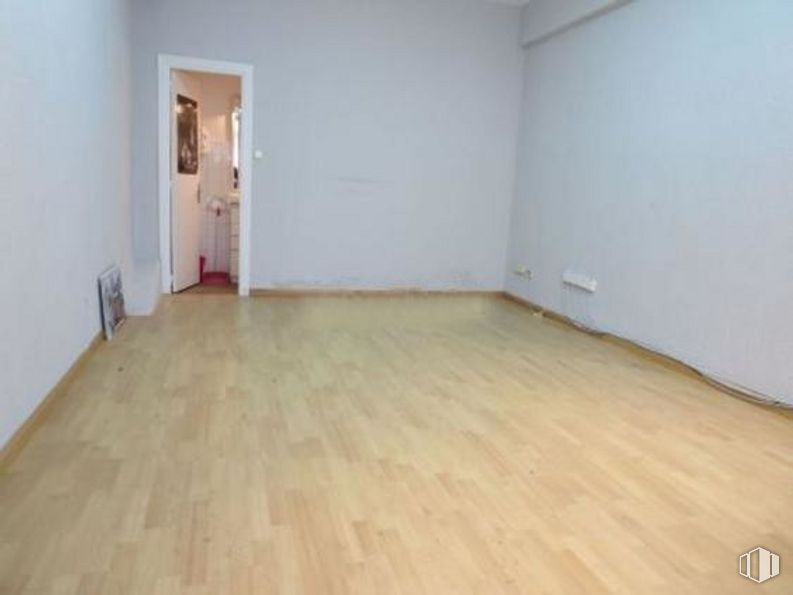 Local en venta en Plaza Puerto de la Cruz, Fuencarral - El Pardo, Madrid, 28029 con puerta, accesorio, madera, pintura, suelo, tinte para madera, material de construcción, suelos laminados, edificio y madera alrededor