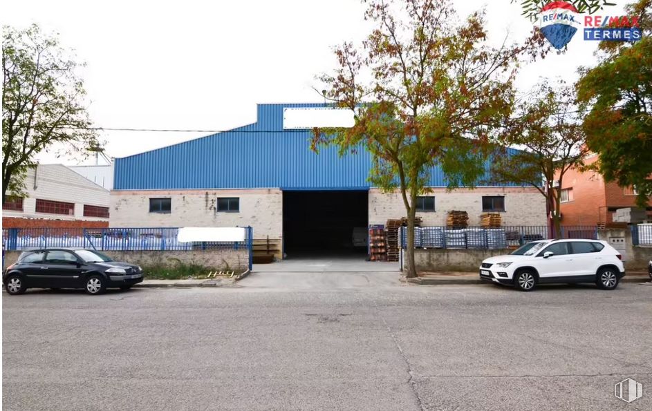 Industrial for sale at Polígono Industrial Los Charcones, Navalcarnero, Madrid, 28600 with car, house, automotive parking light, tire, wheel, sky, vehicle, land vehicle, property and motor vehicle around