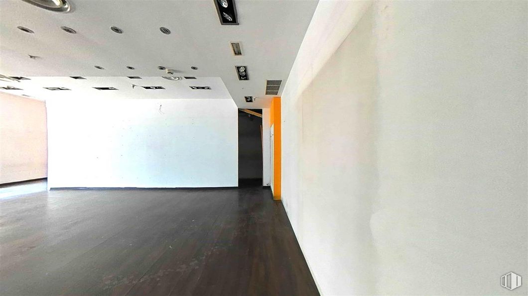 Retail for sale at Calle Alcalá, Ciudad Lineal, Madrid, 28017 with wood, flooring, floor, wall, hall, art, space, event, ceiling and glass around