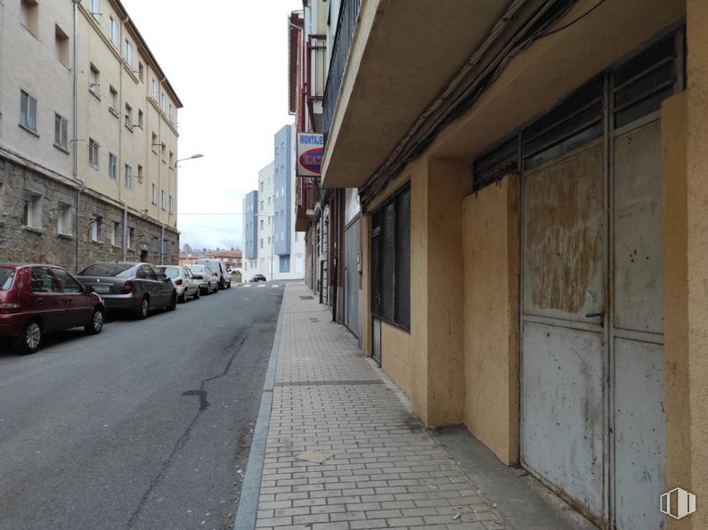 Retail for sale at Calle Cristo de las Batallas, Ávila, 05001 with car, building, window, land vehicle, tire, wheel, property, vehicle, road surface and automotive lighting around