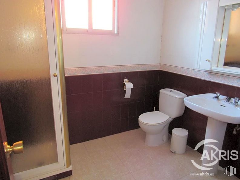 Industrial for sale at Calle Río Torviscal, Toledo, 45007 with sink, toilet, window, mirror, plumbing fixture, property, bathroom sink, tap, bathroom and wood around